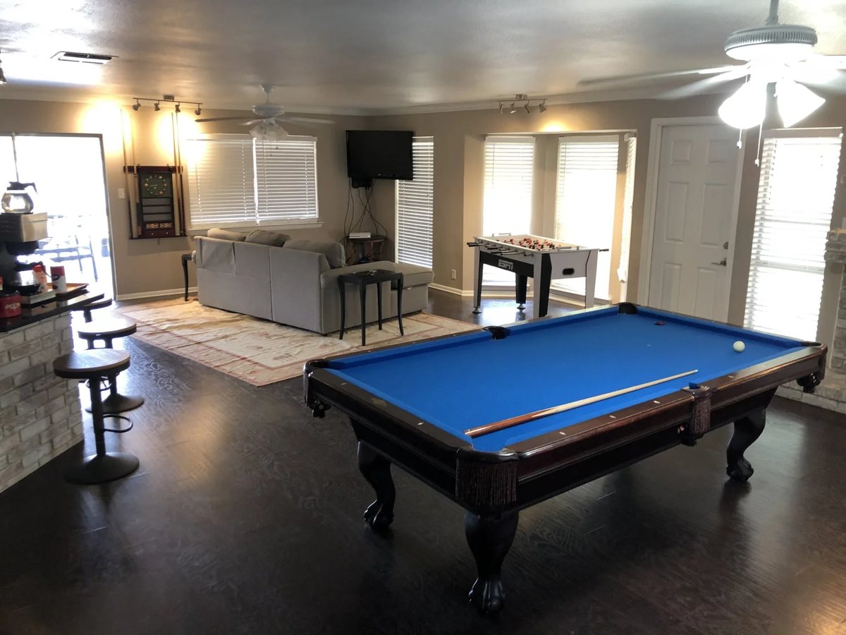 Photo of the game room at Spanish Oaks